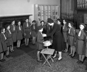 Apresentação a um membro do grupo Brownie na Royal Victoria School for the Blind, Newcastle upon Tyne, Reino Unido, janeiro de 1962 (foto bw)